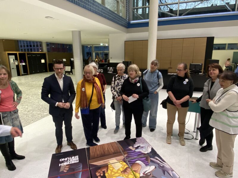 Vom 03.03. bis 29.03.2026 die Ausstellung: "Demokratie stärken - Rechtsextremismus bekämpfen" Gemeinsam mit der Stadtbibliothek veranstalteten wir die Ausstellung der Friederich Ebert Stiftung. Wir begleiteten acht Schulklassen (Jugendliche ab 14 Jahre) durch die Ausstellung.