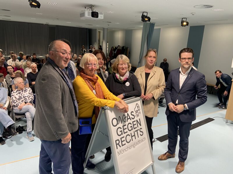 Am 05.03.2026 wurde die Ausstellung "Demokratie stärken - Rechtsextremismus bekämpfen" durch den Oberbürgermeister Felix Heinrichs in der Stadtbibliothek eröffnet. Die aktuelle Studie der Friederich Ebert Stiftung "Wie rechts ist die Mitte" wurde von Frau Prof. Beate Küpper vorgestellt. Die Veranstaltung fand eine gute Resonanz, es waren ca. 150 Teilnehmende anwesend.