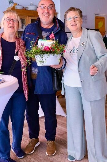 Ministerpräsident Hendrik Wüst ehrt Vorsitzende vom Verein Queers an der Niers e.V. und dem Queeren Zentrum Mönchengladbach